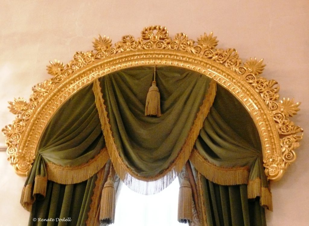 Curtains made of velvet fabrics